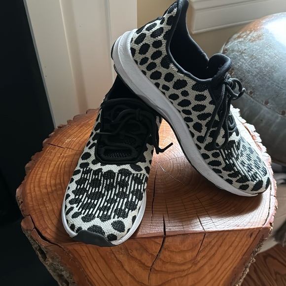 Sneakers size 9 poke-a-dot - Picture 1 of 6